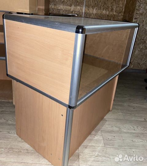 Стеклянная витрина для магазина