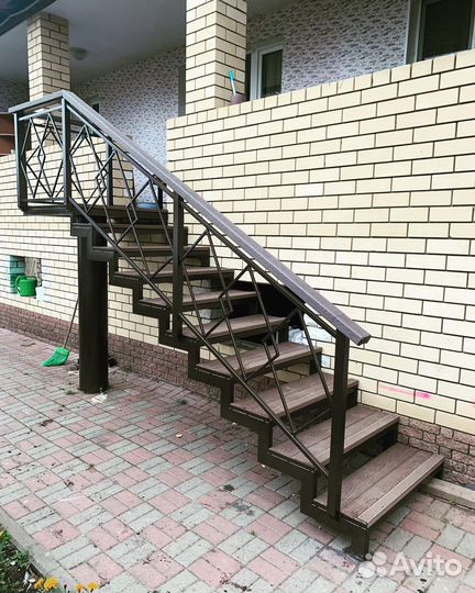 Лестницы на металлическом каркасе, перила