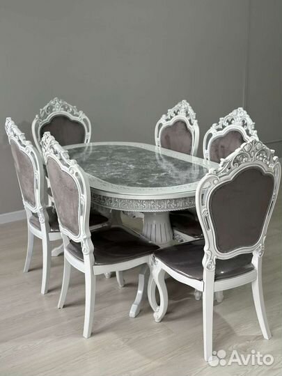 Кухонный стол и стулья в хорошем