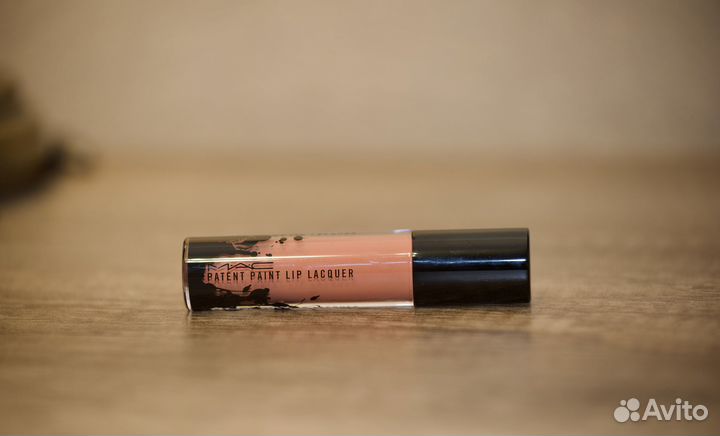 Блеск для губ MAC 585 Patent Pleasure