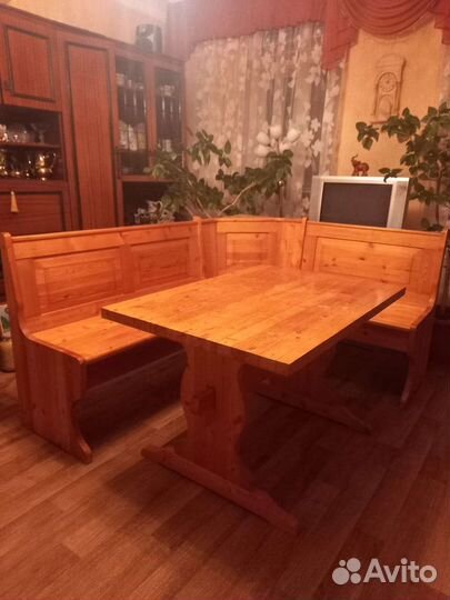 Кухонный уголок со столом