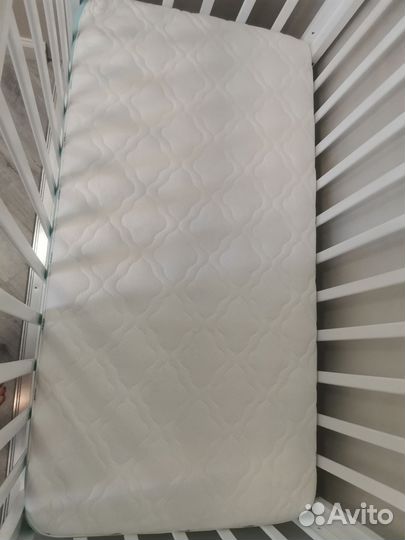 Детская кроватка с поперечным маятником