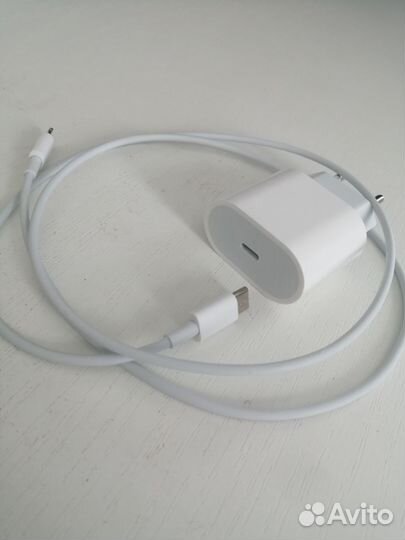 Зарядка на iPhone блок питания и шнур