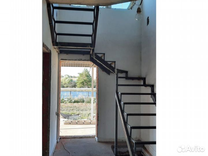 Лестница на металлокаркасе с установкой