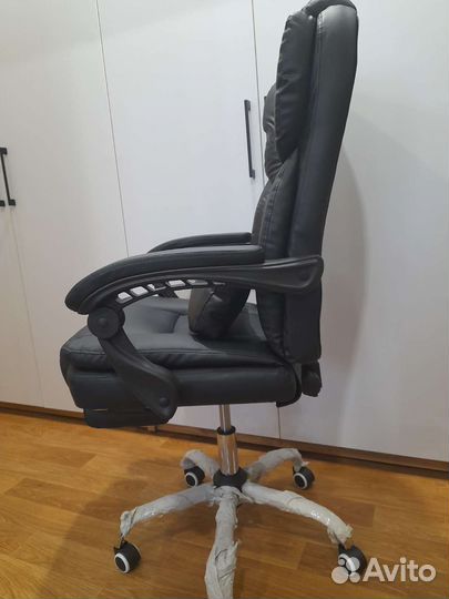 Кресло руководителя с подставкой под ноги
