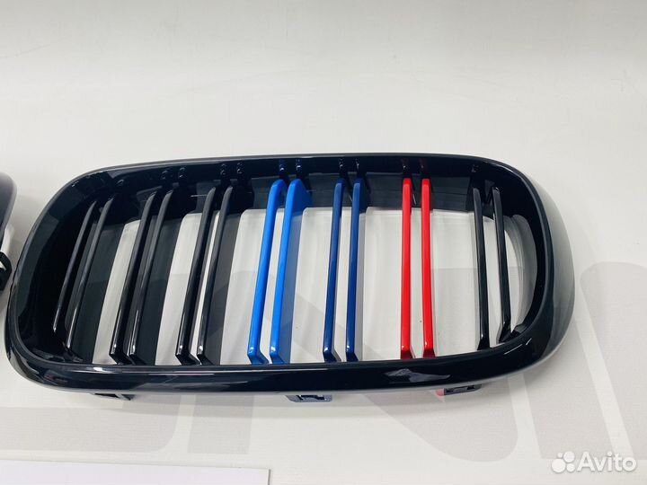 Решетки радиатора BMW F15 M стиль триколор глянец