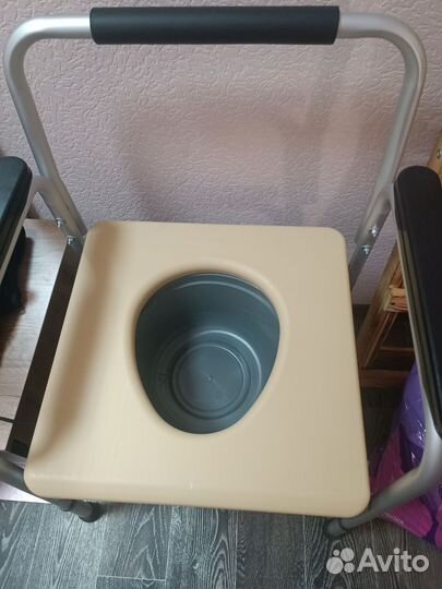 Стул-кресло с санитарным оснащением