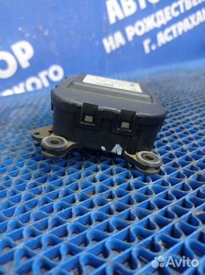 Моторчик заслонок отопителя Volkswagen Passat B5