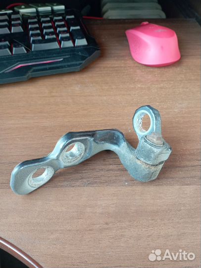 Петля двери передней левой нижняя Ford Focus 2