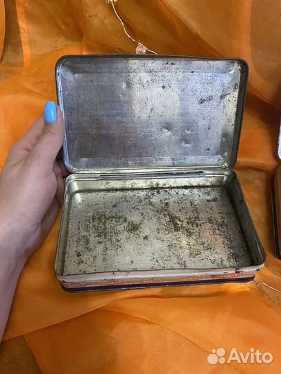 Две жестяные коробки Москва Кремль