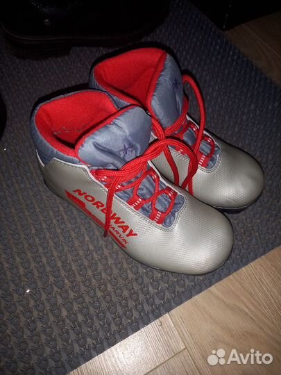 Беговые лыжи и ботинки и палки