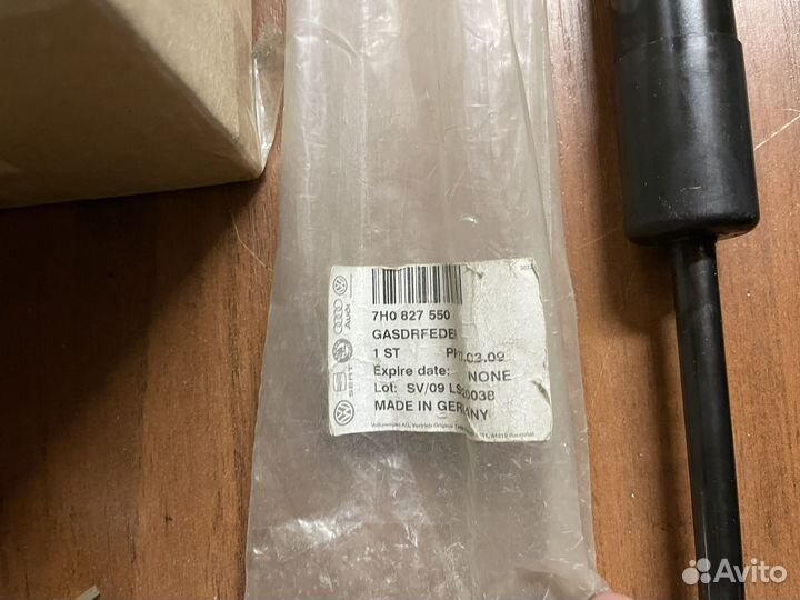 Амортизатор багажника Volkswagen Transporter T5