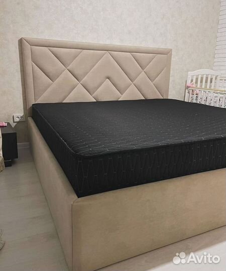 Кровать с изголовьем