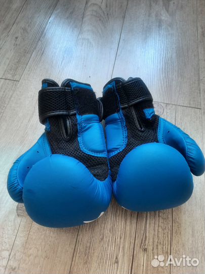 Шлем и перчатки для кикбоксинг