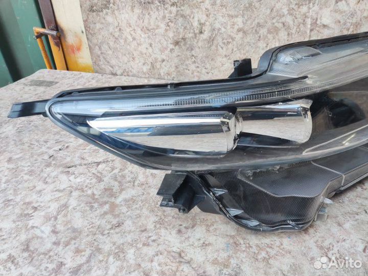 Фара прав. toyota harrier