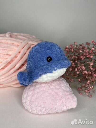 Вязаная игрушка кит