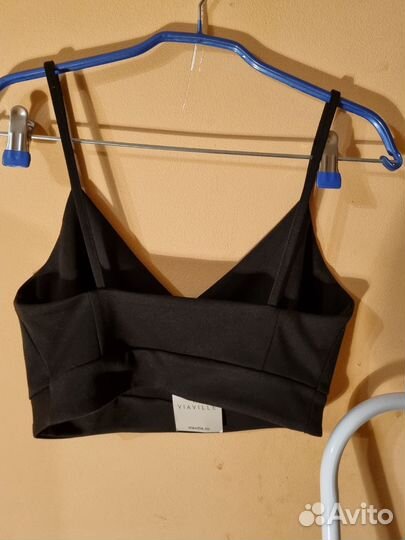 Кроп топ черный на бретельках