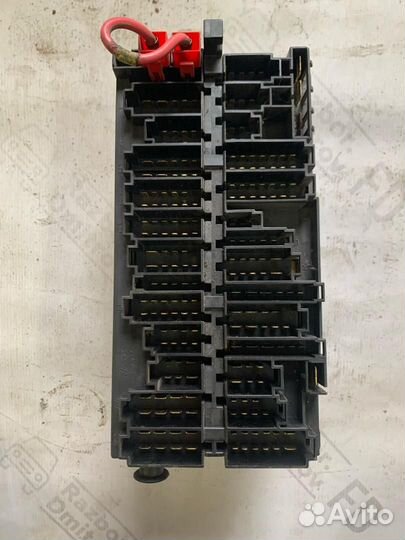 Блок реле и предохранителей передний Volkswagen B3