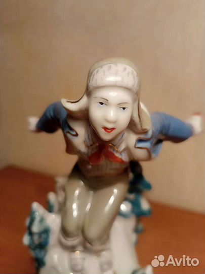 Фарфоровая статуэтка Лыжник-пионер