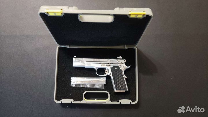 Коллекционная модель S&W 945 масштабе 1 к 2