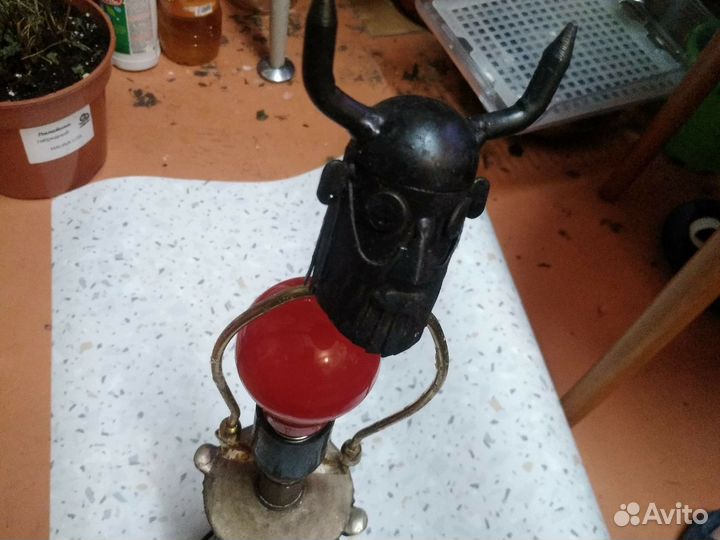 Предмет для настольной лампы