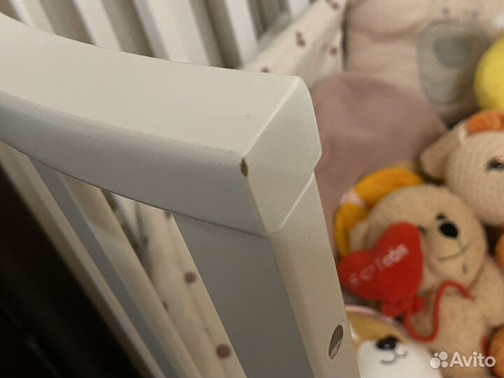 Детская кроватка с маятником белая