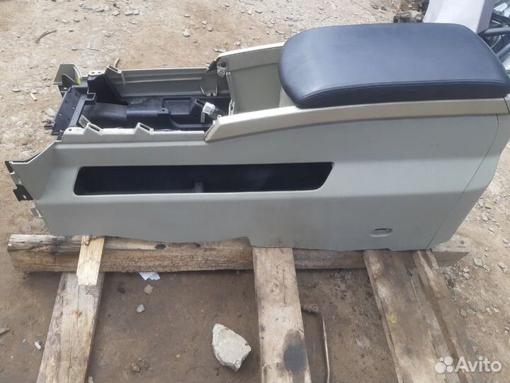 Консоль центральная (подлокотник) Infiniti QX56