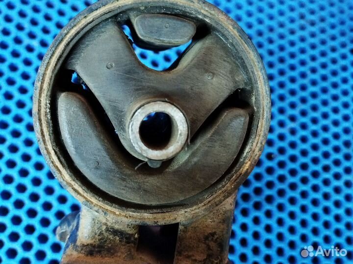 Подушка кпп Mitsubishi carisma 1.8