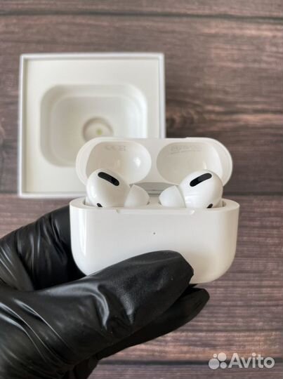AirPods Pro; 3; 2 Luxe