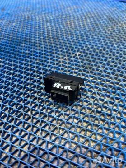 Кнопка центрального замка Volkswagen Passat Cc