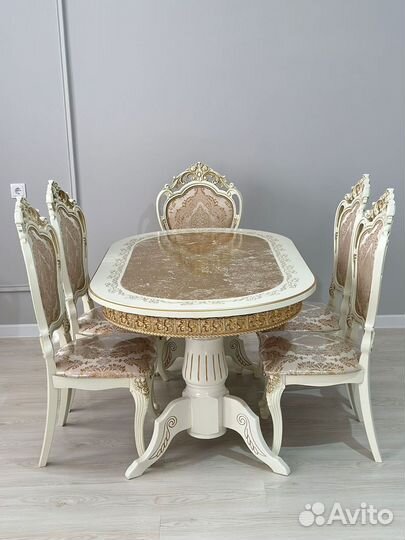 Стол обеденный. В наличии