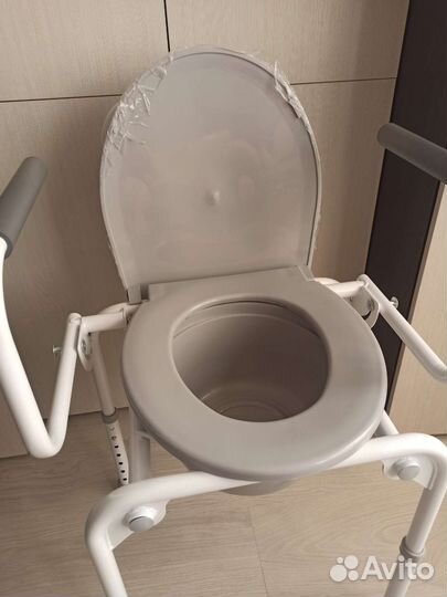 Кресло стул-туалет с поручнями