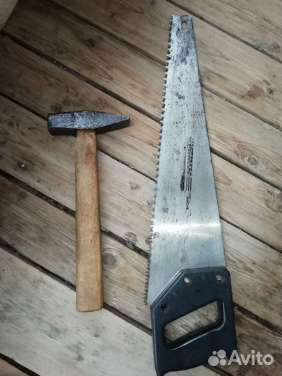 Ножовка по дереву и молоток