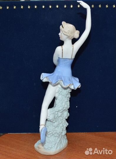 Фарфоровая статуэтка балерина. танцовщица балета