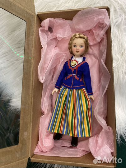 Кукла фарфоровая