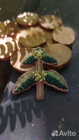 Брошь Крапива