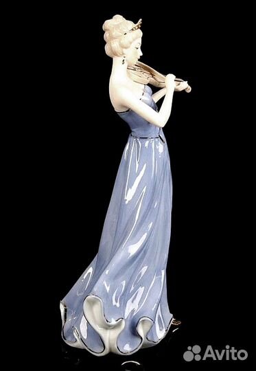 Фарфоровая статуэтка скрипачка