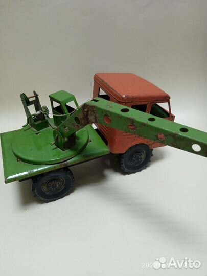 Машина. Автокран из металла советских времён