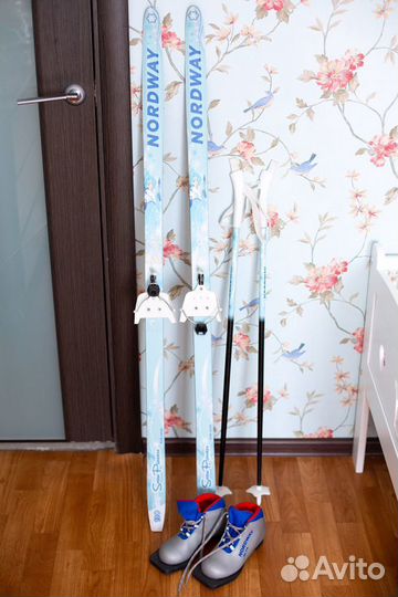 Беговые лыжи 130 см с ботинками 30 р-р и палками