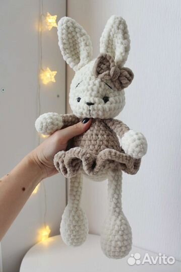 Плюшевая игрушка заяц вязаный