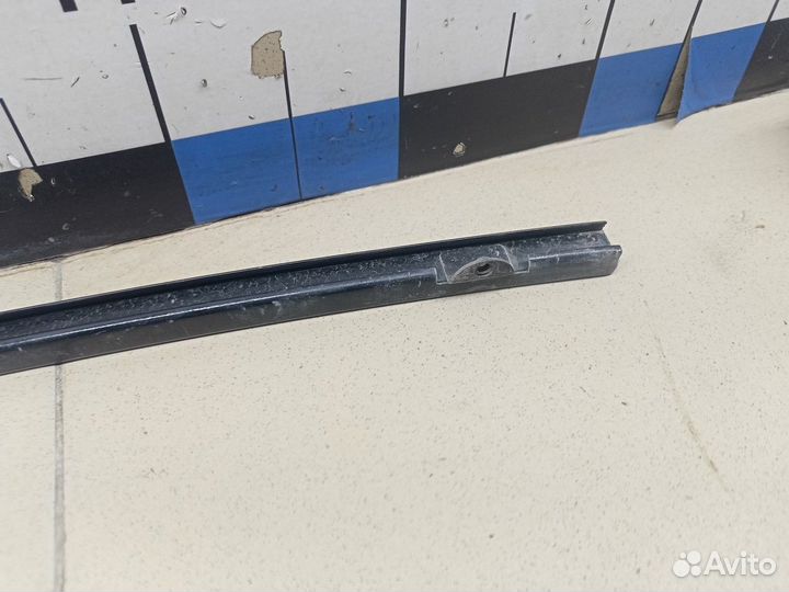 Направляющая стекла двери LX 570