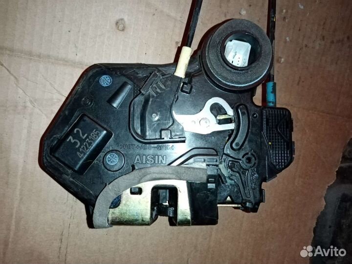 Замок двери задний левый Toyota Ist