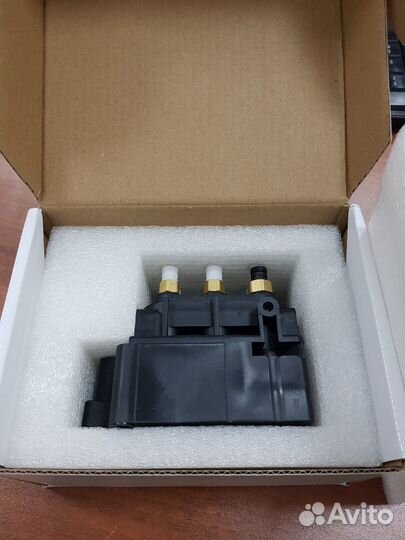 Блок клапанов пневмоподвески Mercedes-Benz