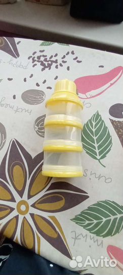 Контейнер для детской смеси и нагрудник