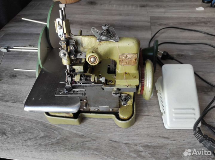 Оверлок бытовой бу