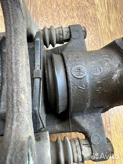 Суппорт тормозной задний левый Volkswagen Passat