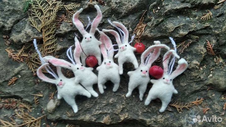 Игрушка валяная зайчик