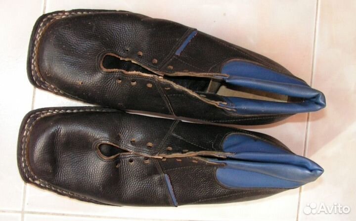 Лыжные ботинки Р42и37, палки.СССР