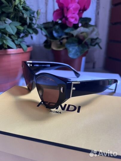 Солнцезащитные очки женские fendi