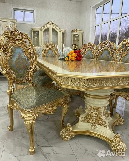 Стол и стулья